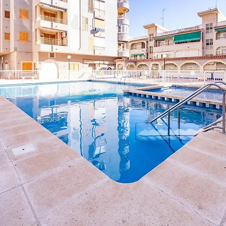 Playa Naufragos Y Piscina Comunitaria * Torrevieja